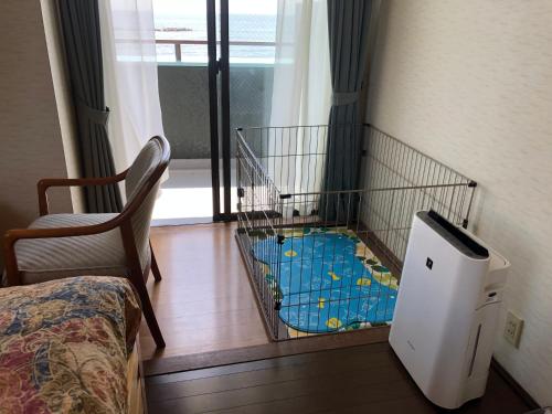 a cage with a pool in the corner of a room at Support Inn Minami-Chita Annex Hamachaya in Minamichita