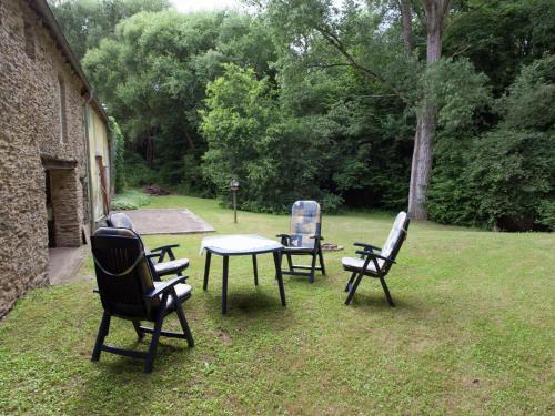3 Stühle und ein Tisch im Hof in der Unterkunft Soothing Holiday Home in Maring Noviand in Maring-Noviand