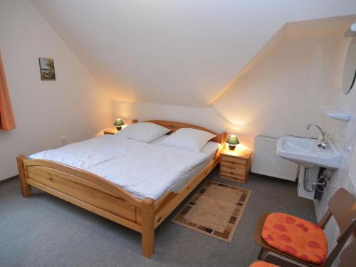 um quarto com uma cama grande e um lavatório em Nice holiday home near ski area em Medebach