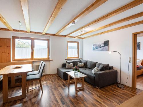 ein Wohnzimmer mit einem Sofa und einem Tisch in der Unterkunft Apartment in the valley of the Black Forest in Bernau im Schwarzwald