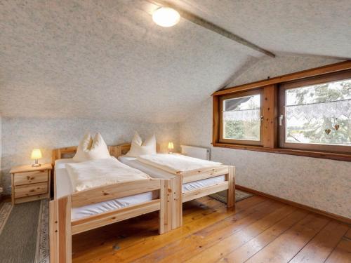 een slaapkamer met 2 bedden en een raam bij Holiday home in the Thuringian Forest in Wutha-Farnroda