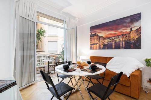 un salon avec une table et des chaises dans l'établissement Promenade, 2pièces chic et clim avec terrasse, à Nice