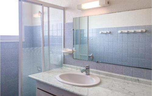 een badkamer met een wastafel en een glazen douche bij Cozy Home In La Tranche-sur-mer With Kitchenette in La Tranche-sur-Mer