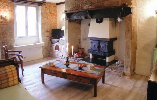 - un salon avec une cheminée et une table basse dans l'établissement Awesome Home In Granges Dans, à Granges-dʼAns