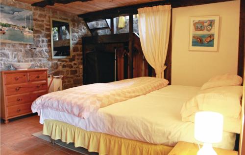 1 dormitorio con 2 camas y vestidor en Stunning Home In Melrand With Kitchenette, en Melrand