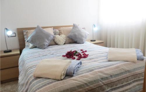 Ein Bett mit einem Haufen Blumen drauf. in der Unterkunft Beautiful Apartment In Torrevieja With Kitchen in Torrevieja