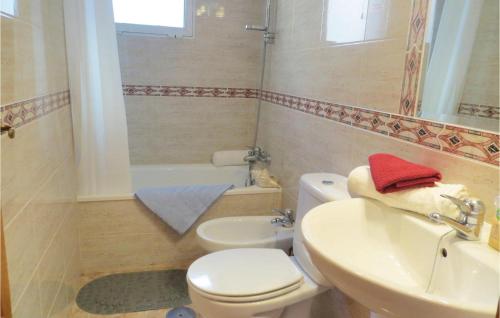 ein Badezimmer mit einem weißen WC und einem Waschbecken in der Unterkunft Beautiful Apartment In Torrevieja With Kitchen in Torrevieja