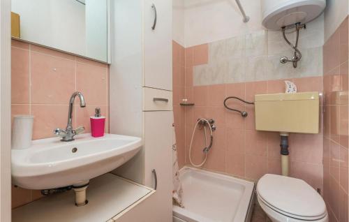 Kylpyhuone majoituspaikassa Awesome Apartment In Dinjiska With 1 Bedrooms And Wifi