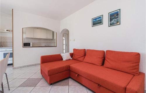 Dapur atau dapur kecil di Beautiful Apartment In Barbat With Wifi