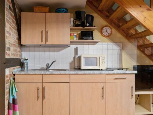 クヴェードリンブルクにあるAttractive Apartment in Quedlinburgのキッチン(シンク、電子レンジ付)