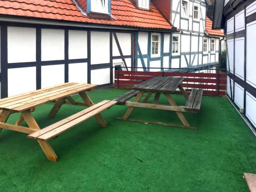 einem Picknicktisch und einer Bank auf einer Terrasse in einem Gebäude in der Unterkunft Modern holiday home in Hessen with private terrace in Trubenhausen