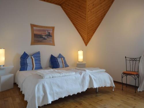 Postel nebo postele na pokoji v ubytování Roofed Farmhouse in Juchen with private terrace and garden