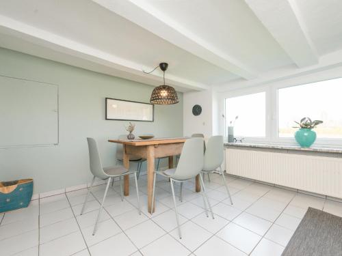 a dining room with a table and chairs at Spacious apartment near the Teutoburg Forest in Leopoldshöhe