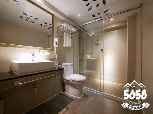 高雄的住宿－R8環保商旅，浴室配有卫生间、盥洗盆和淋浴。