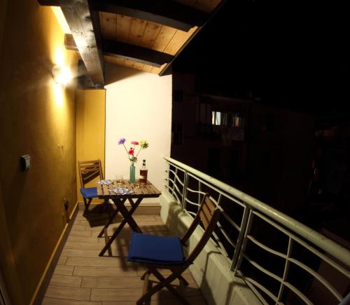 a balcony with a table with chairs and flowers on it at B&B I Fiori del Mare in Agropoli