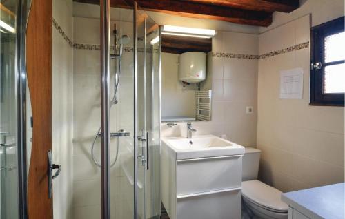 a bathroom with a sink and a shower at Beautiful Home In Vert With 2 Bedrooms And Wifi in Vert