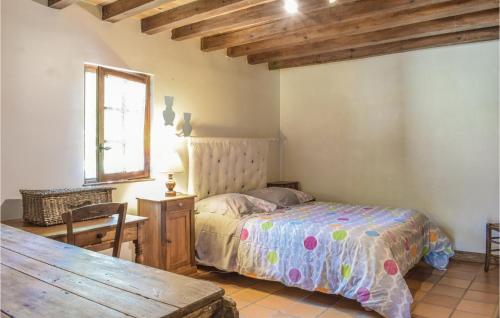 1 dormitorio con cama y mesa de madera en 2 Bedroom Cozy Home In Vert, en Vert