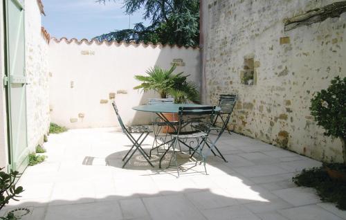 une table et des chaises assises sur une terrasse dans l'établissement 3 Bedroom Cozy Home In La Jonchere, à La Jonchère