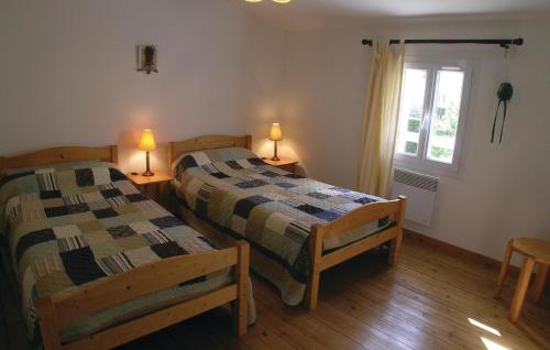 Ένα ή περισσότερα κρεβάτια σε δωμάτιο στο Nice Home In La Jonchere With Kitchen