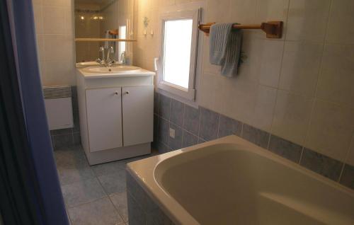Ένα μπάνιο στο Nice Home In La Jonchere With Kitchen