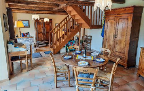 une salle à manger avec une table et des chaises et un escalier dans l'établissement 2 Bedroom Amazing Home In Concarneau, à Concarneau
