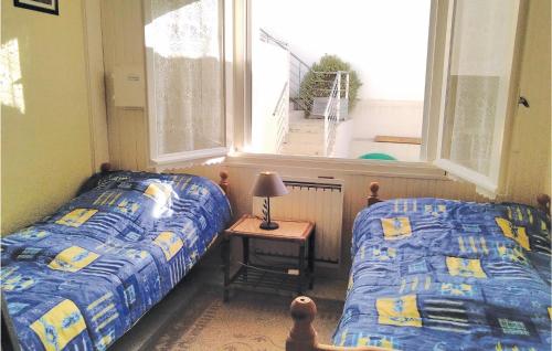 une chambre avec deux lits et une fenêtre dans l'établissement Nice Apartment In La Tranche Sur Mer, à La Tranche-sur-Mer