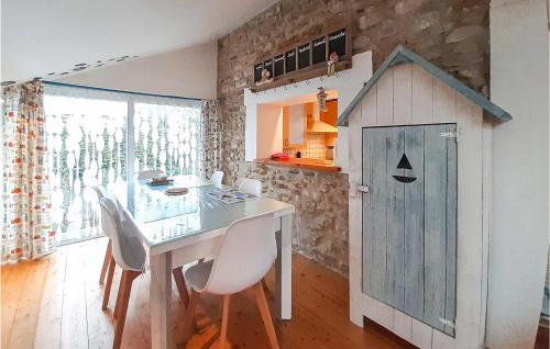 une cuisine avec une table et des chaises ainsi qu'une maison ornithologique dans l'établissement Cozy Home In Ambleteuse With Wifi, à Ambleteuse