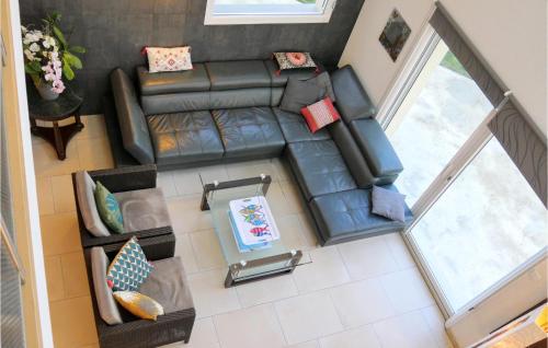 - un salon avec un canapé en cuir dans l'établissement Gorgeous Home In St,germain-Ay-Plage, à Saint-Germain-sur-Ay