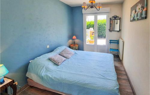 Кровать или кровати в номере Stunning Apartment In Concarneau With 3 Bedrooms And Wifi