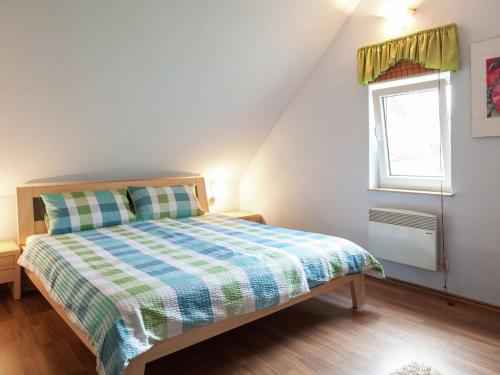 a bedroom with a bed and a window at Charming Holiday Home in Hohnstein ot Lohsdorf in Hohnstein