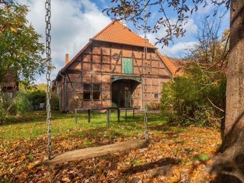 LanglingenにあるHistoric half timbered Farm in Hohnebostel near Watersportsの前にブランコを持つ古い家