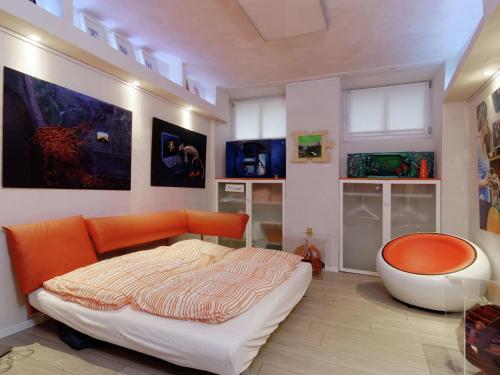 a living room with a bed and a ottoman at Apartment in Kreuzberg with internet in Berlin