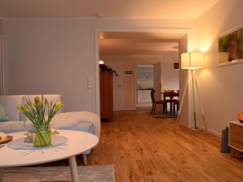 un soggiorno con divano e tavolo di Apartment with sauna a Merlsheim