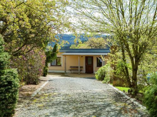 ein Haus mit einer Auffahrt, die zu einem Haus führt in der Unterkunft Holiday home right in the heart of Saxon Switzerland with garden pool and amazing view in Mittelndorf