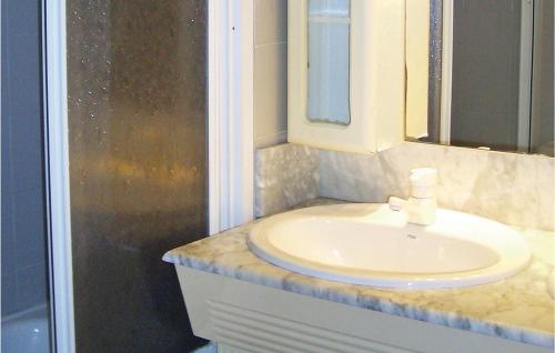 Un baño de Cozy Apartment In Tossa De Mar With Kitchen
