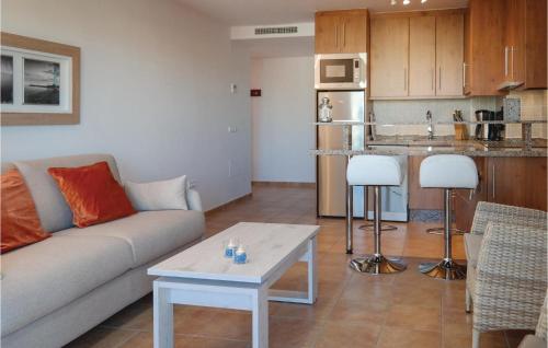salon z kanapą i stołem oraz kuchnią w obiekcie Cozy Apartment In Fuengirola With Wifi w mieście Fuengirola