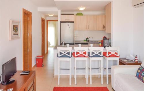 kuchnia ze stołem i krzesłami w pokoju w obiekcie Nice Apartment In Alhama De Murcia w mieście El Romero