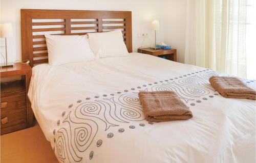 El RomeroにあるNice Apartment In Alhama De Murcia With Kitchenetteのベッドルーム1室(白いベッド1台、タオル2枚付)