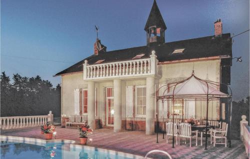une maison avec un kiosque à côté d'une piscine dans l'établissement 7 Bedroom Stunning Home In Ardentes, à Bonnet