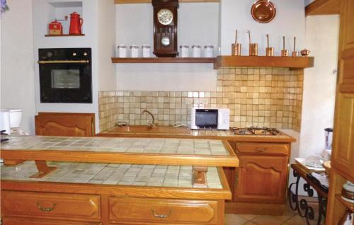 una cucina con lavandino e bancone con forno a microonde di 2 Bedroom Awesome Home In Morsalines a Morsalines