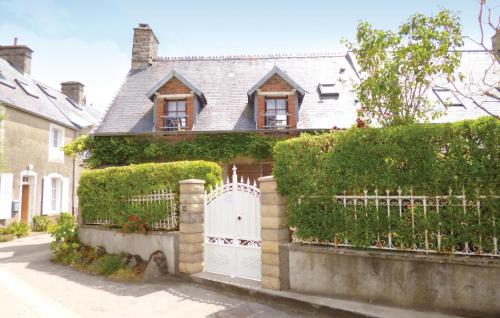 une clôture blanche devant une maison dans l'établissement 2 Bedroom Awesome Home In Morsalines, à Morsalines