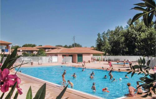 un groupe de personnes dans une piscine dans l'établissement Les Pierres De Jade, à Saint Cyprien Plage