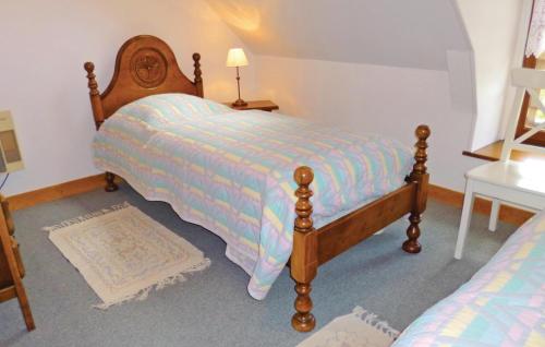 Tempat tidur dalam kamar di Nice Home In Morsalines With 2 Bedrooms And Wifi
