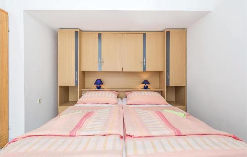 Postel nebo postele na pokoji v ubytování Nice Apartment In Rab With 3 Bedrooms, Sauna And Wifi