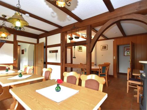 WiedaにあるHoliday home in Wieda with saunaのダイニングルーム(木製のテーブルと椅子付)