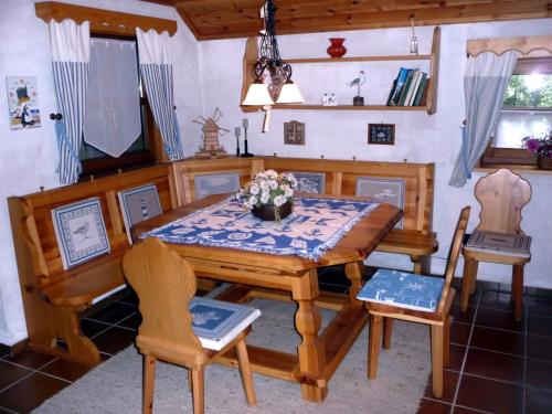 ein Esszimmer mit einem Holztisch und Stühlen in der Unterkunft Holiday home in Herzlake with garden in Herzlake