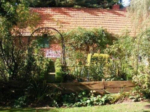 einen Garten mit einem Zaun und einigen Pflanzen in der Unterkunft Holiday home in Herzlake with garden in Herzlake
