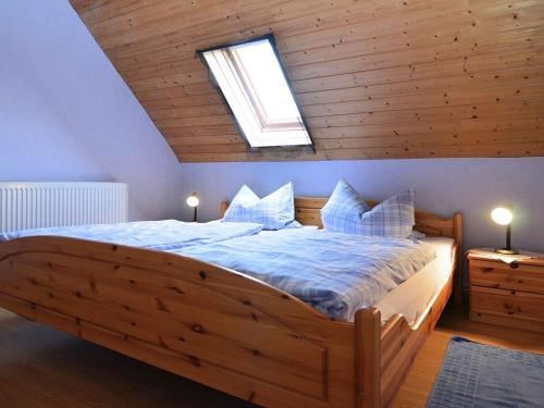 Ein Bett oder Betten in einem Zimmer der Unterkunft Lovely Farmhouse in Friedrichsfeld with Garden