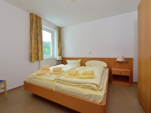 ヴィリンゲンにあるLarge Apartment in Willingen with Balconyの窓付きのベッドルームの大型ベッド1台