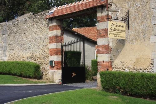 d'une porte dans un bâtiment en briques avec un panneau. dans l'établissement La Grange de Boulaines, à Méru